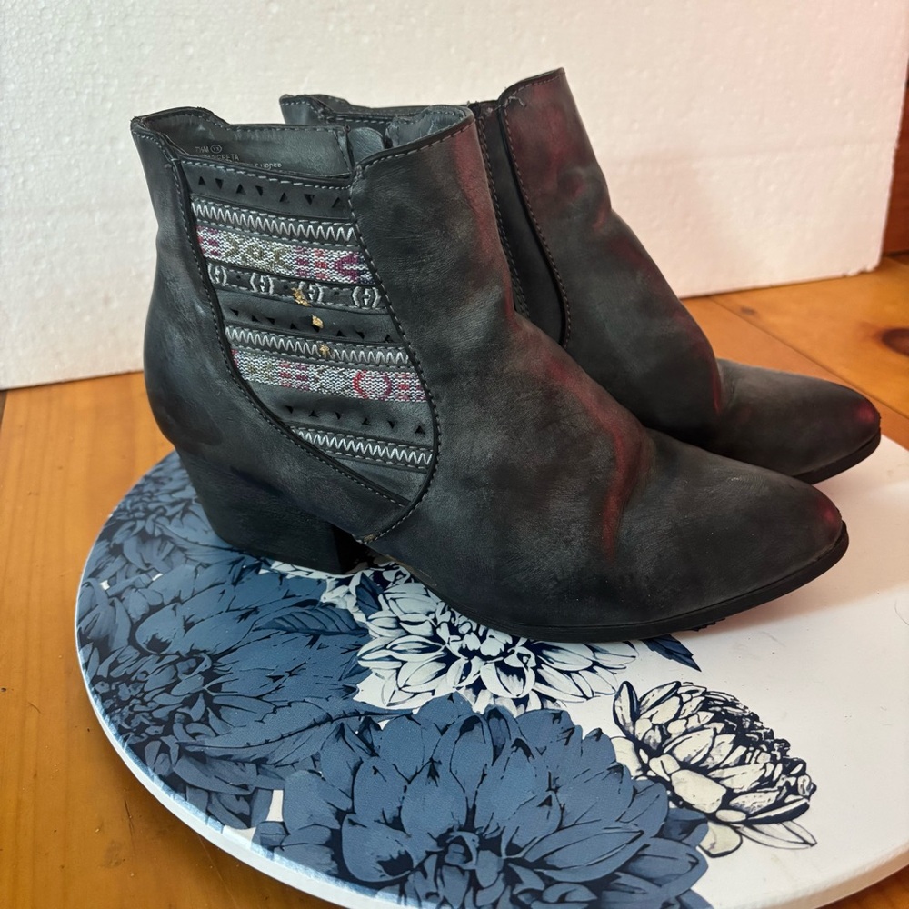 Maurices Black Ankle Boots Size 7.5 Western Boho Zip Booties